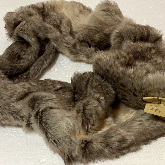 UPCOUNTRY BY DU MONDE BEAUTIFUL FAUX FUR INFINITY SCARF - Picture 2 of 9